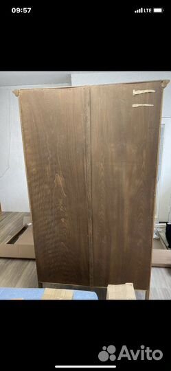 Старинный деревянный шкаф