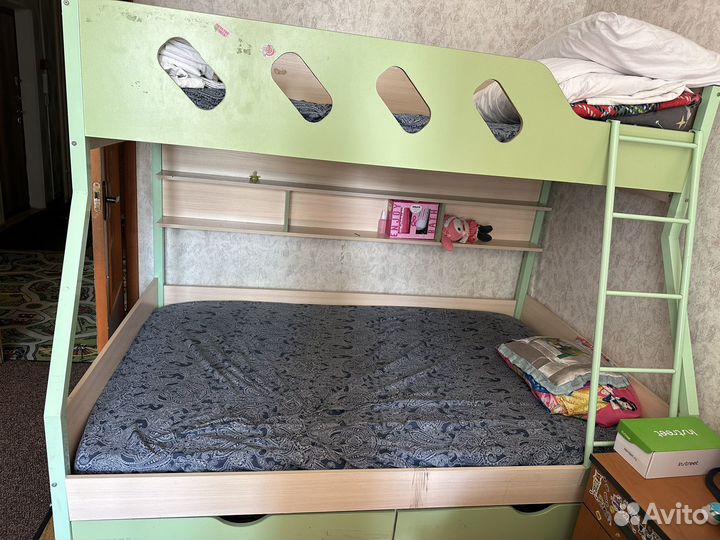 Кровать двухьярусная