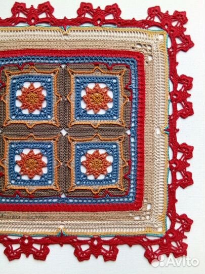 Салфетка, вязаная крючком, оформлена в багет