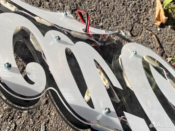 Святщаяся вывеска Coca Cola