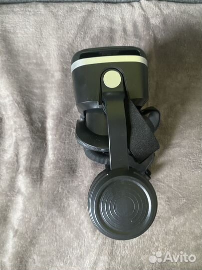 Очки виртуальной реальности с джойстиками