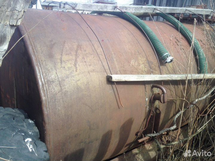 Емкость на колесах 1100 л. и другие