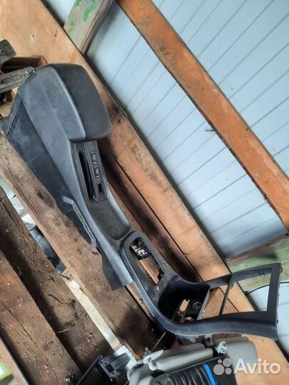 Подлокотник на Nissan Almera Classic B10