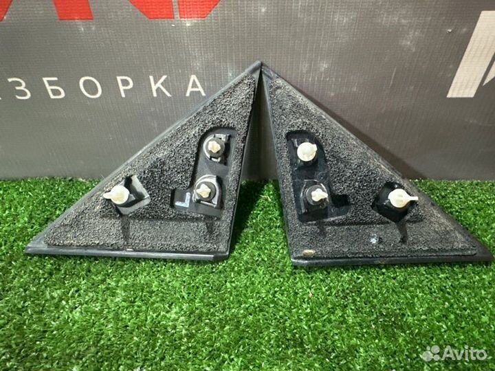 Накладка Передних дверей (треугольник) правая