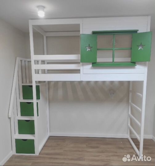 Кровать чердак с лестницей комодом