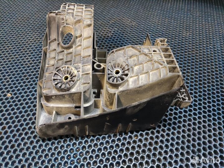 Кронштейн блока предохранителей vw passat CC