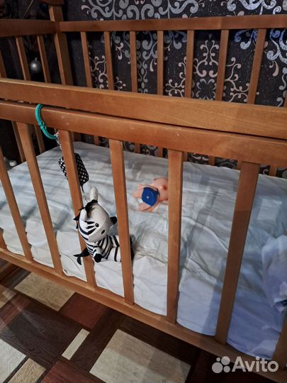 Детская кроватка с маятником