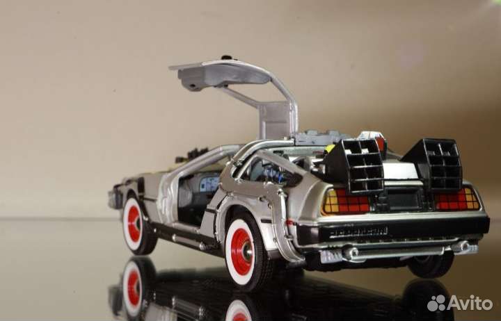 Модель автомобиля welly Delorean DMC-12