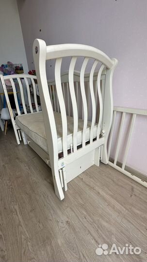 Детская кроватка с маятником