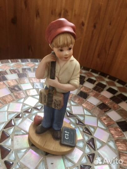 Статуэтка Мальчик с книгами и яблоком