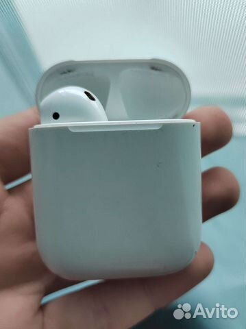 Airpods оригинал, 2 науш + кейс (1 не работает)