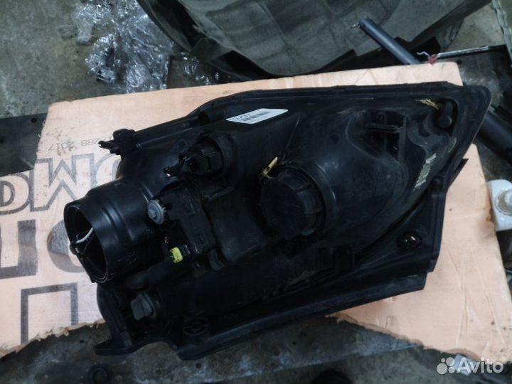 Фара правая Kia Carens UN D4EA 2008