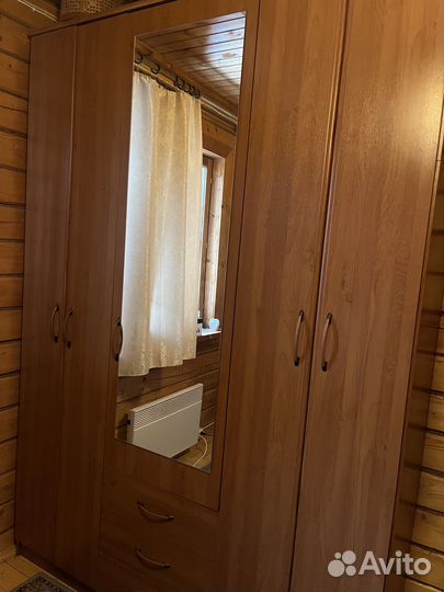 Шкаф платяной