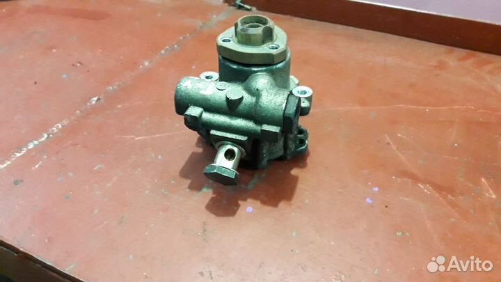 Насос гура Фольксваген Транспортер Т4 1.9, 2.4 Д