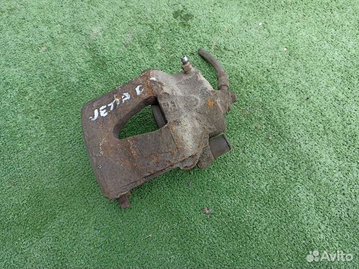 Тормозной суппорт передний правый Volkswagen Jetta