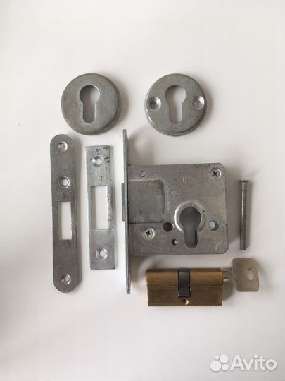 Замок дверной