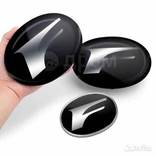 Эмблема в решетку радиатора передняя Lexus Rx200T