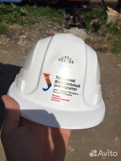 Каски для выпускников с логотипом урфу 2023