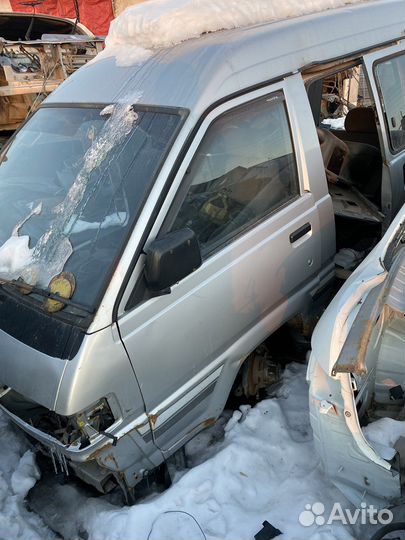 Дверь передняя левая toyota lite ace 89г