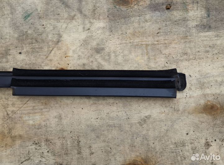 Уплотнитель стекла внешний Jeep Grand Cherokee WJ