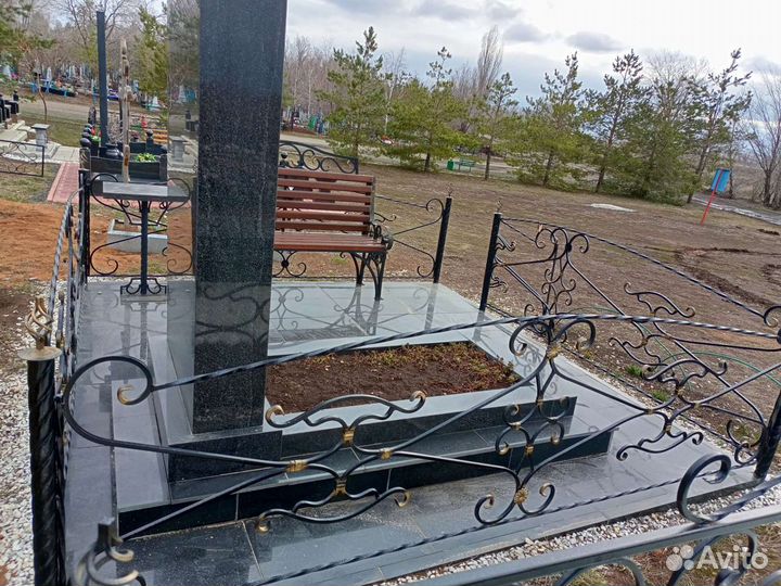 Ограды на кладбище