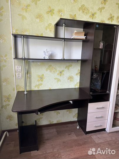 Письменный компьютерный стол