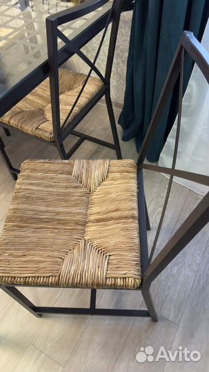 Стол и стулья в гостиную