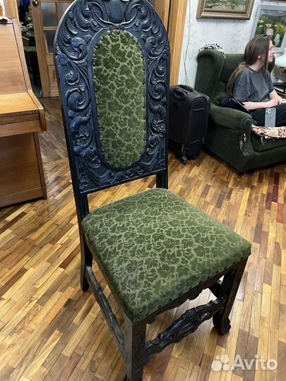 Резные антикварные стулья из дерева