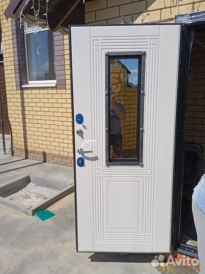 Дверь входная со стеклом