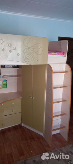 Детская кровать чердак со столом и шкафом