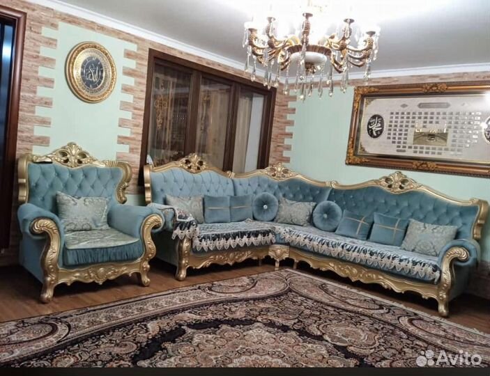 Угловой холл