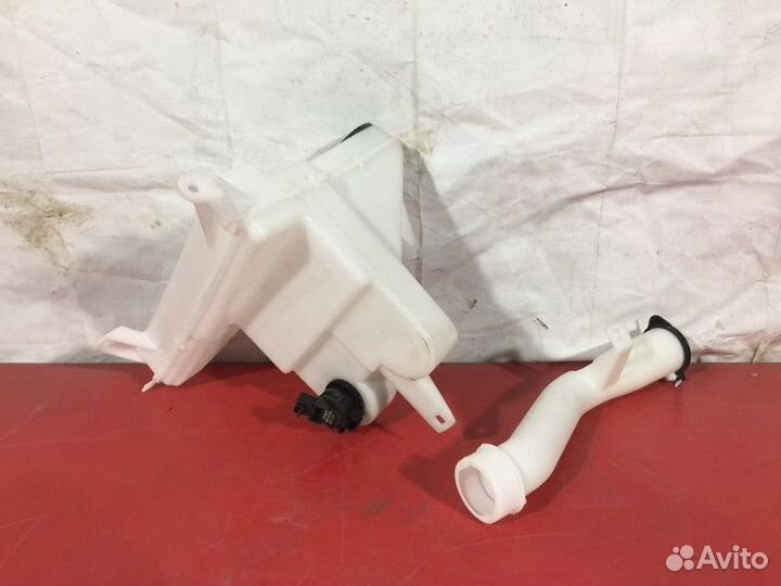 Бачок омывателя Toyota Hilux 7