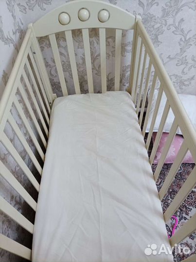 Детская кроватка с маятником и ящиком