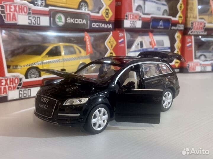 Металлическая моделька Audi Q7 1:32 свет/звук