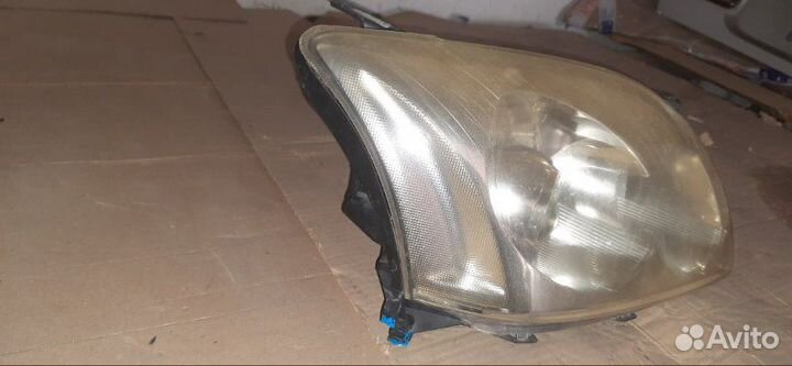 Фара передняя правая Toyota Avensis AZT250