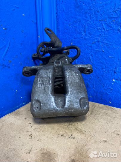 Суппорт тормозной задний правый Volkswagen Jetta5