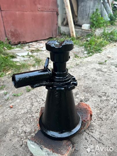 Домкрат винтовой