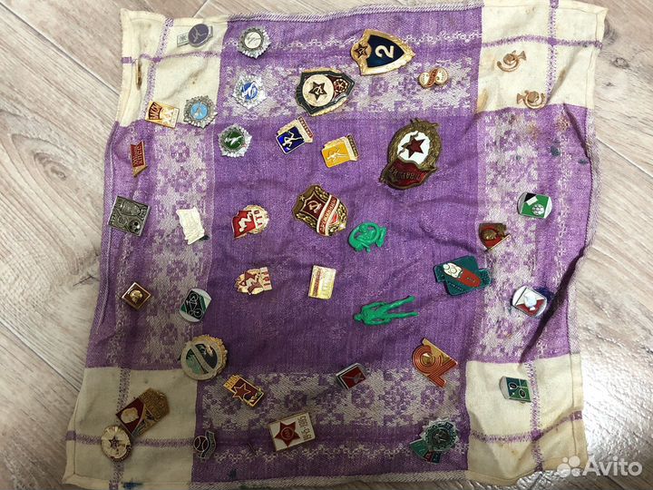 Нагрудные советские значки