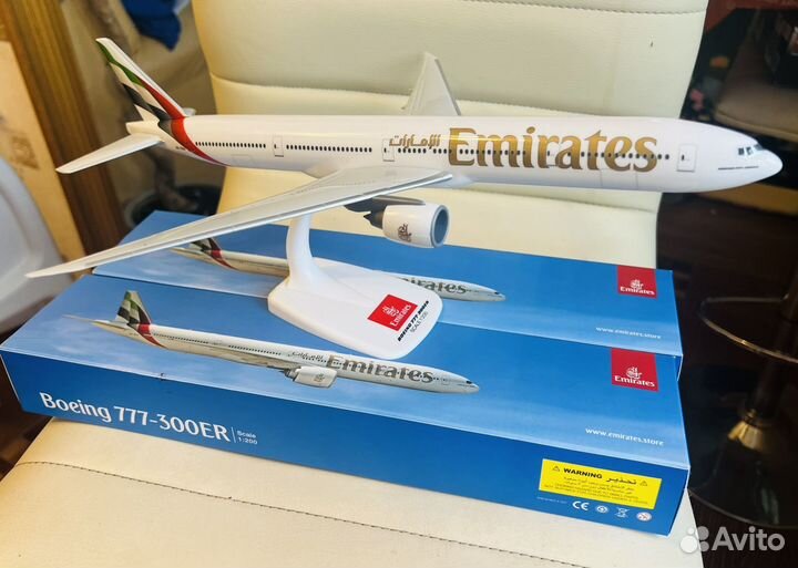 Молель самолета Emirates Boeing 777-300ER (1:200)