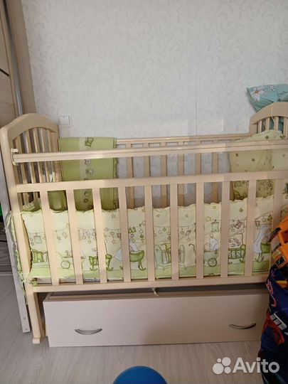 Детская кроватка с маятником