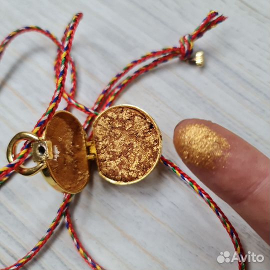 Золотой кулон с тенями
