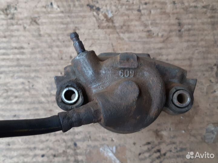 Суппорт передний Фольксваген Гольф 2