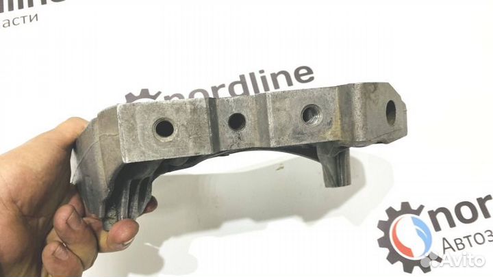 Кронштейн АКПП правый Volkswagen Passat B6 седан