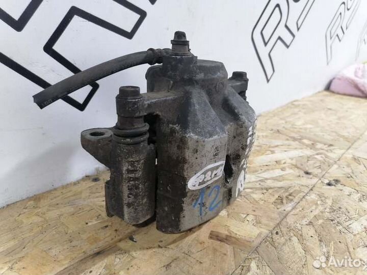 Суппорт тормозной передний правый Lexus Ct200H 1