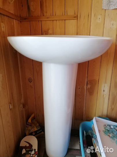 Раковина на ножке