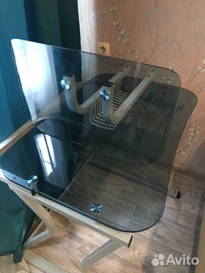 Компьютерный стол стеклянный