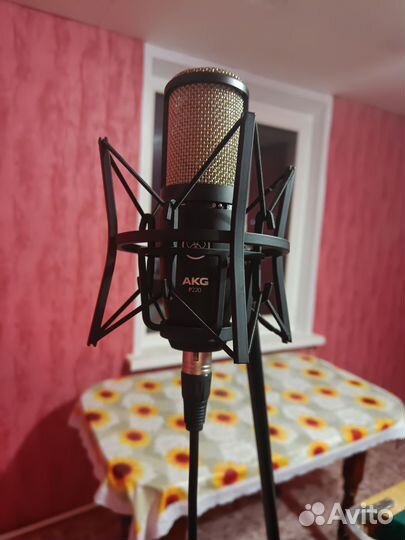 Студийный микрофон akg P220