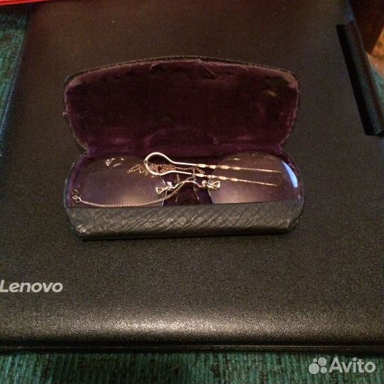 Антикварное пенсне с заколкой на цепочке в коробке