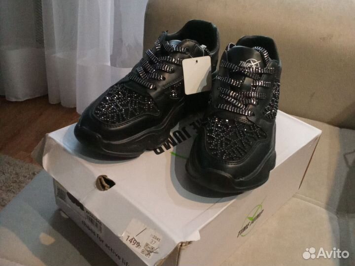 Кроссовки женские новые 37