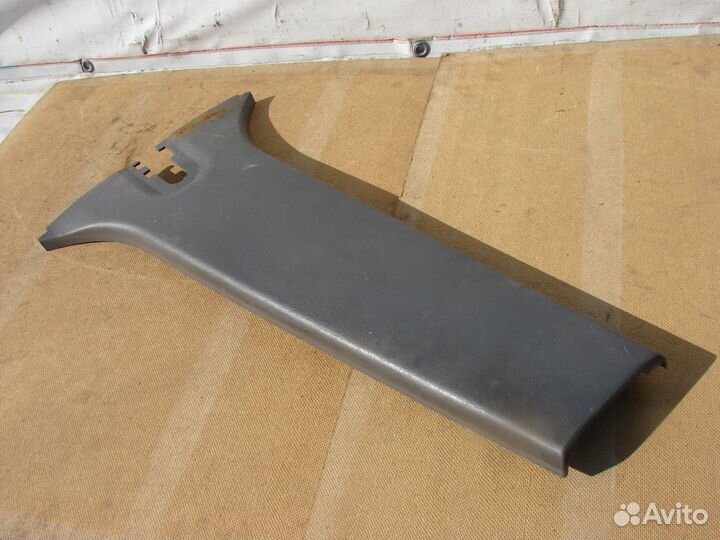 Накладка средней стойки левая серая Toyota land cr